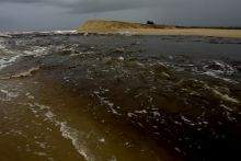 Barra aberta da lagoa de Carapebus a barra de areia que separava a lagoa do mar é rompida e recomposta de tempos em tempos foto de Rômulo Campos
